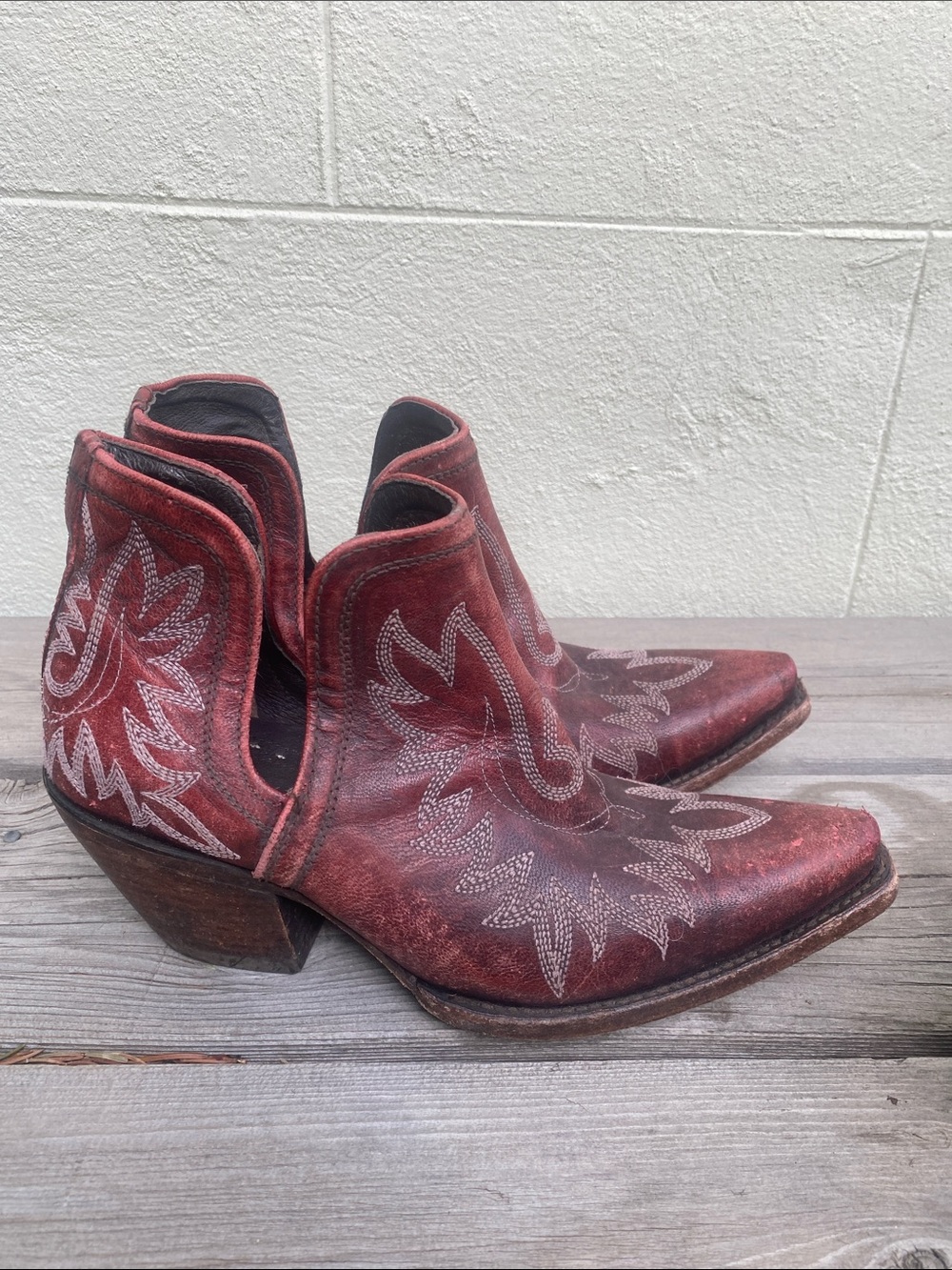 Ariat Dixon Women’s Dark Red Distressed Western Ankle Boots Size 9 EUC Stunning